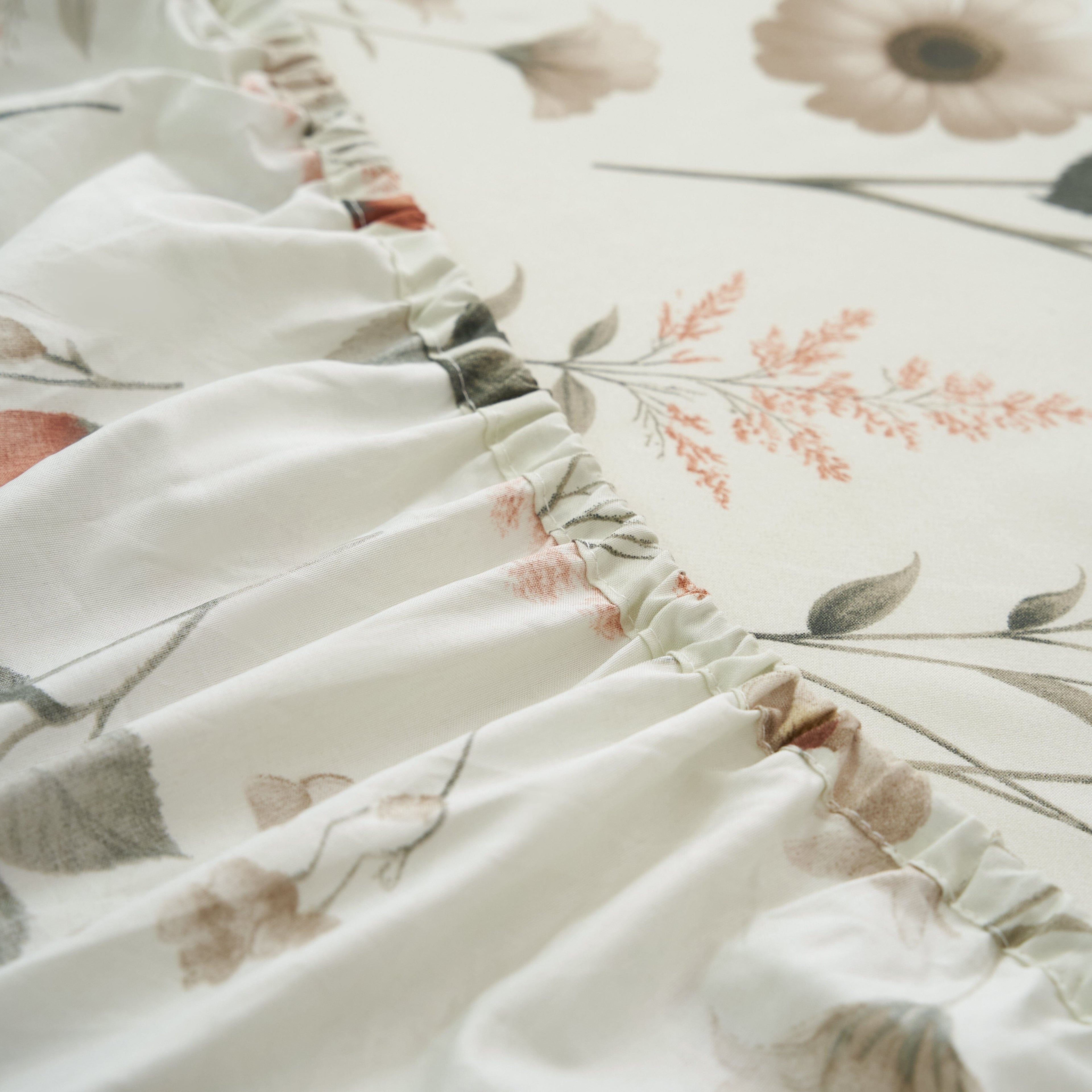 DaDalogy Enchanted Meadow Floral Microfiber Sheet Set