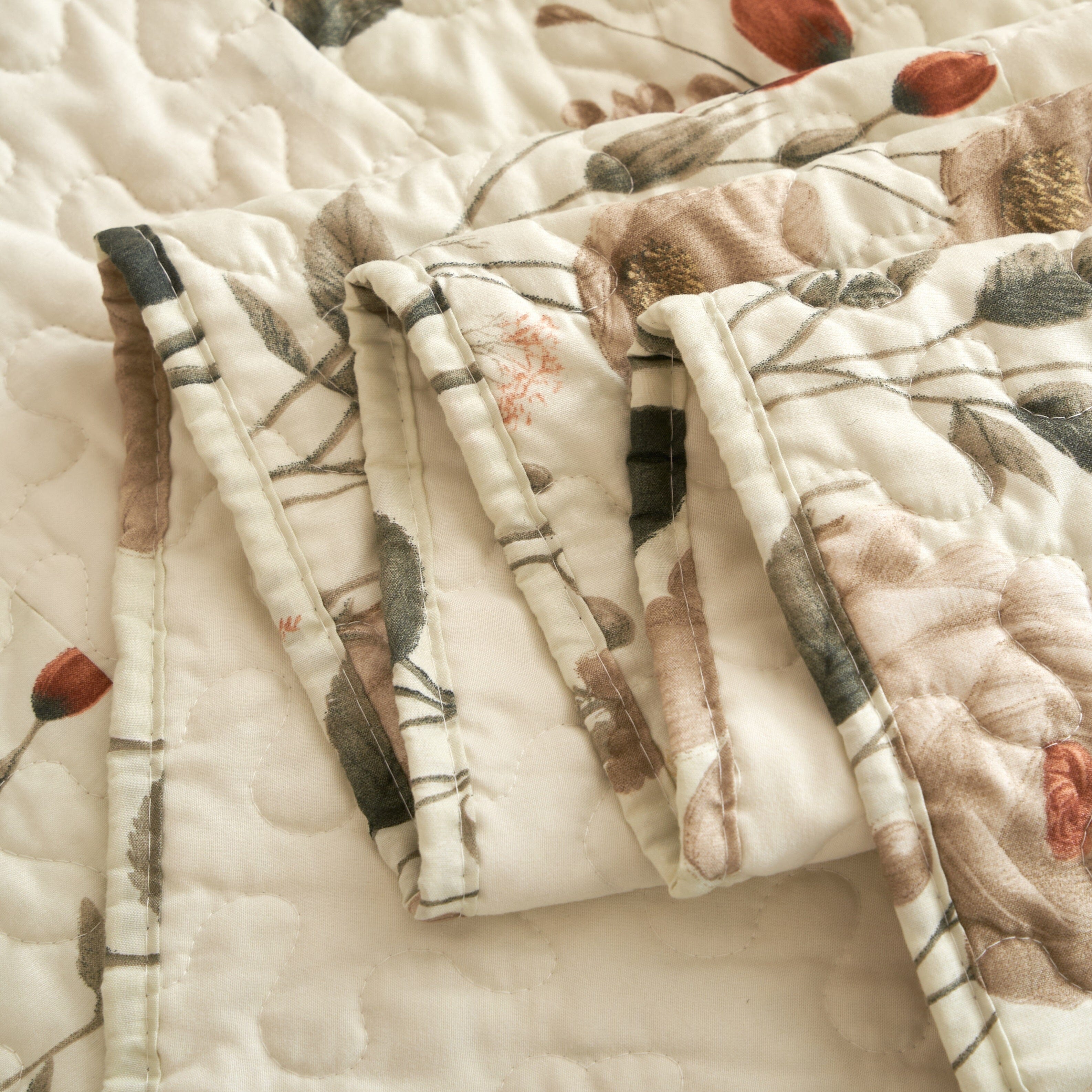 DaDalogy Enchanted Meadow Floral Quilt Set - Beige Rose Green