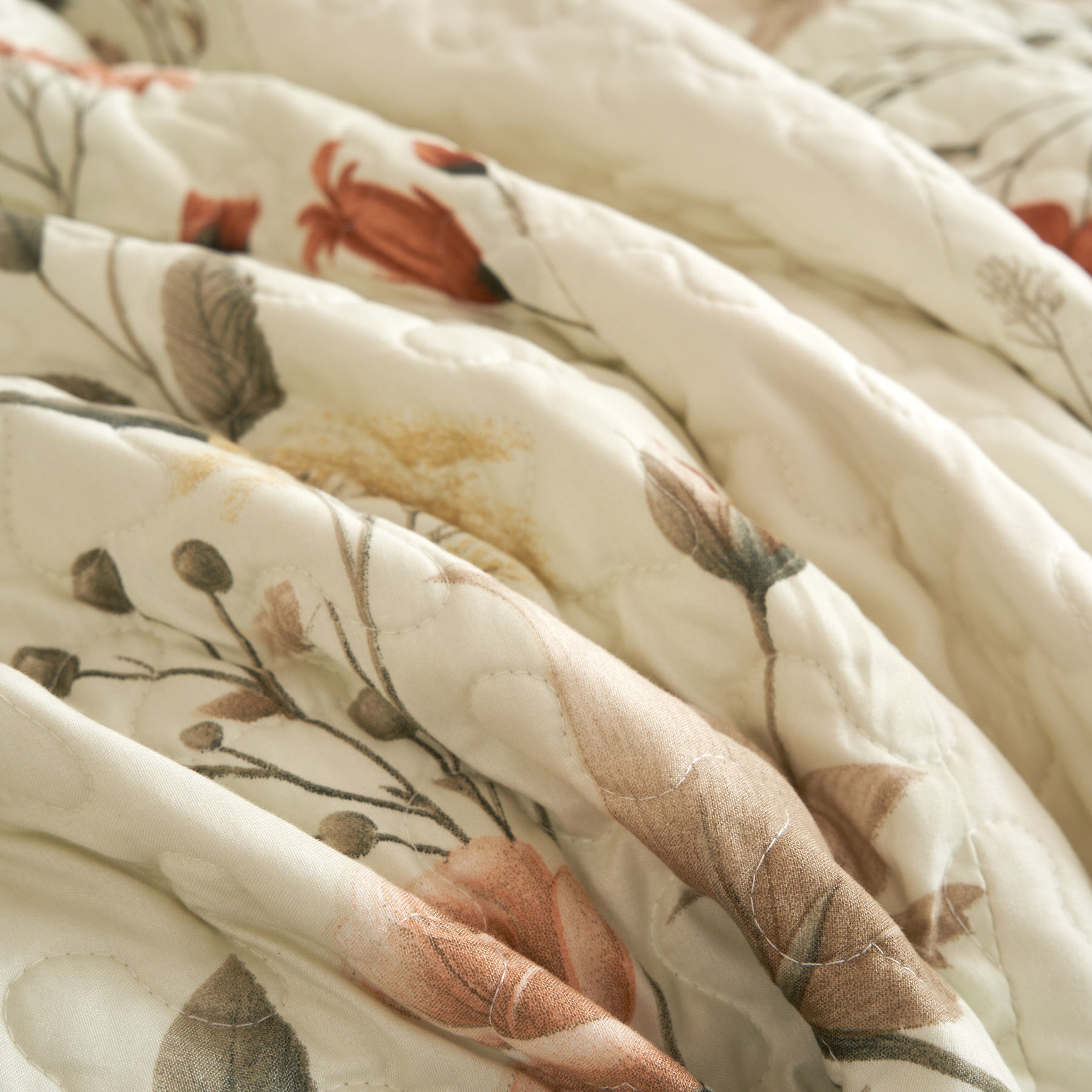 DaDalogy Enchanted Meadow Floral Quilt Set - Beige Rose Green