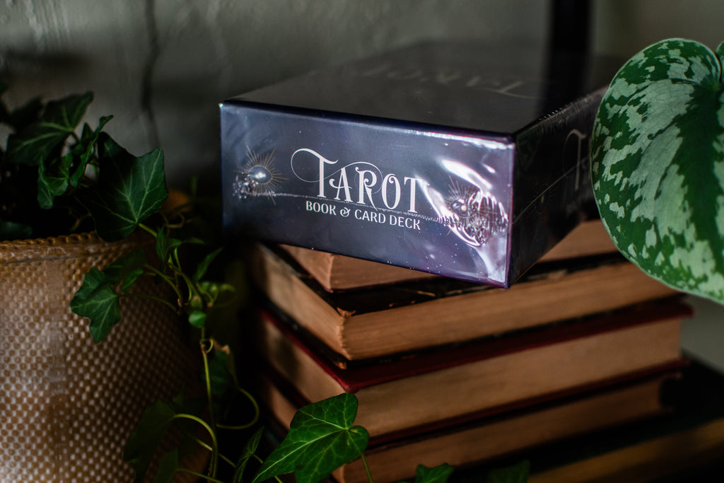 Tarot Book & Card Deck: Includes a 78-Card Marseilles Deck and a 160-Page Illustrated Book (Sirius Oracle Kits)