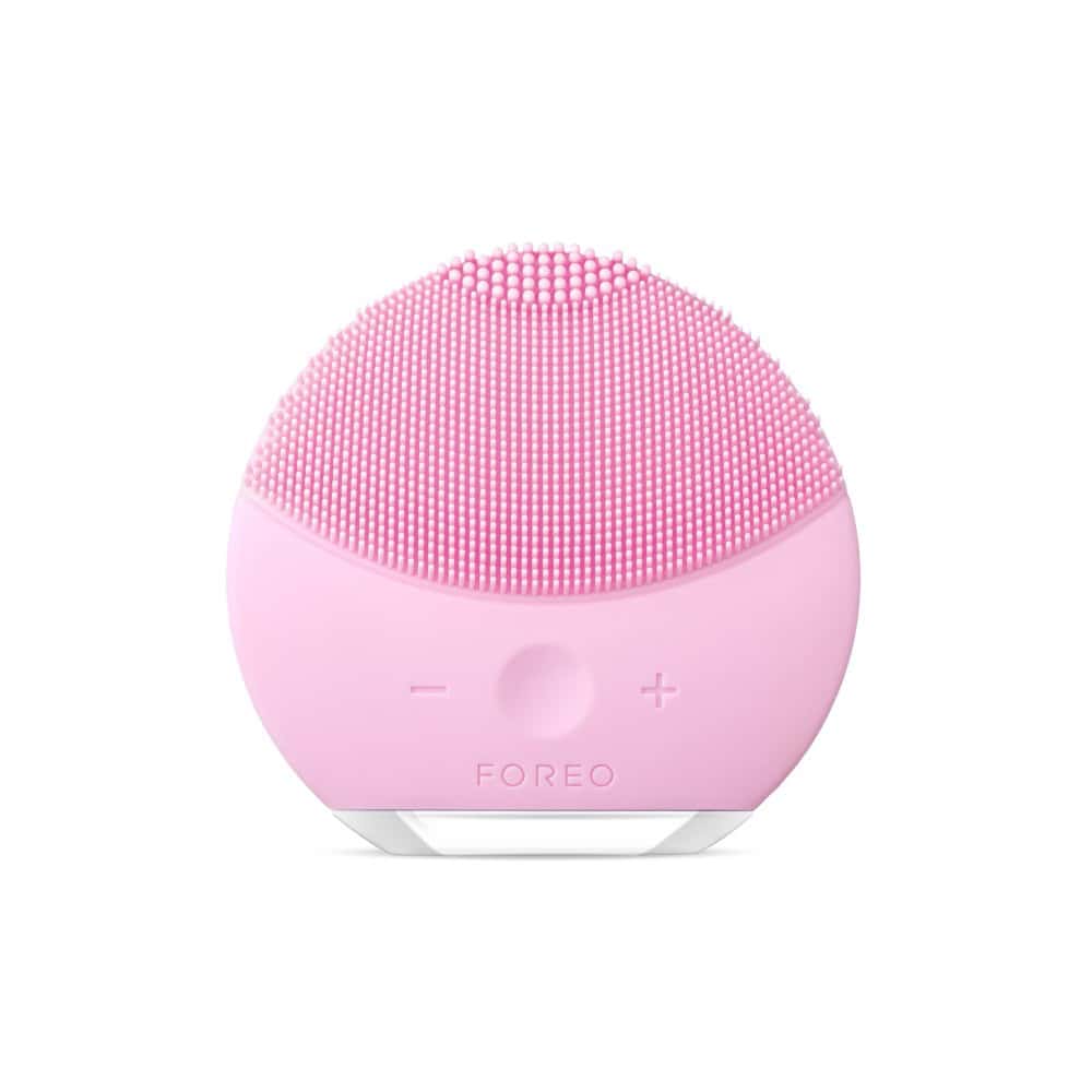 FOREO LUNA Mini 2 Pearl Pink sonic facial cleansing brush with soft silicone touchpoints, T-Sonic pulsations and adjustable intensities for deep cleansing, gentle exfoliation and daily skincare.