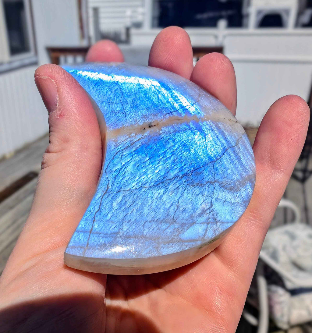 Moonstone Crescent Moon Carving – Intuition, New Beginnings & Emotional Balance