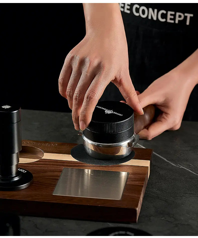 Stainless steel vertical striped gravity espresso distributor self-leveling coffee tool for even espresso puck preparation and professional barista brewing