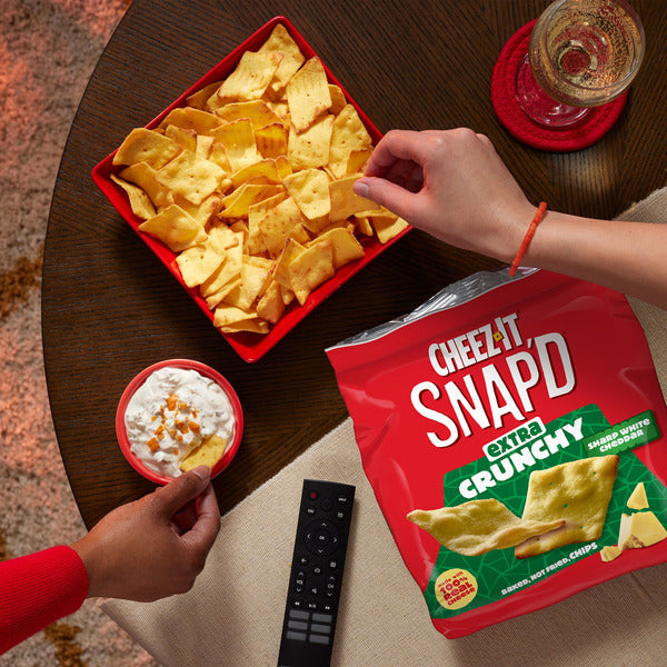 Cheez-It Snap'd Sharp White Cheddar Cheesy Baked Chips, Extra Crunchy, 7.5 oz